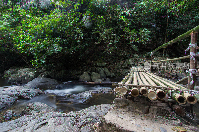 竹桥，Pa La-U瀑布，keng kachan国家公园，泰国。